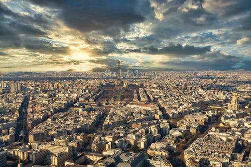 多云的天空下的城市建筑鸟瞰图 · 免费素材图片