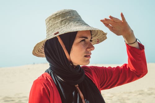 女人穿着头巾的照片 · 免费素材图片
