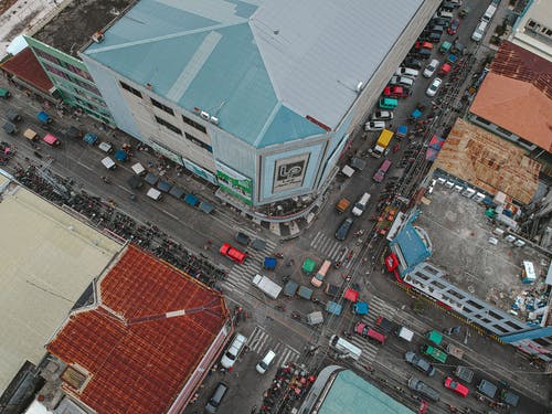 城市建筑物和道路上的车辆的鸟瞰图 · 免费素材图片