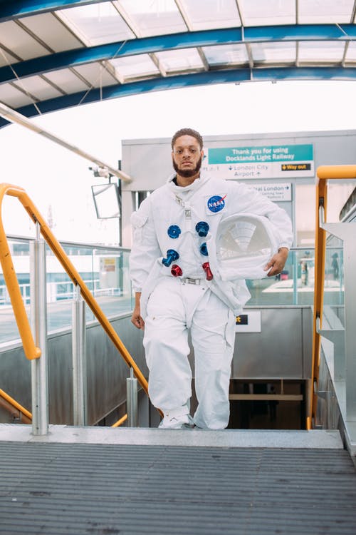在地铁站的宇航服的人 · 免费素材图片