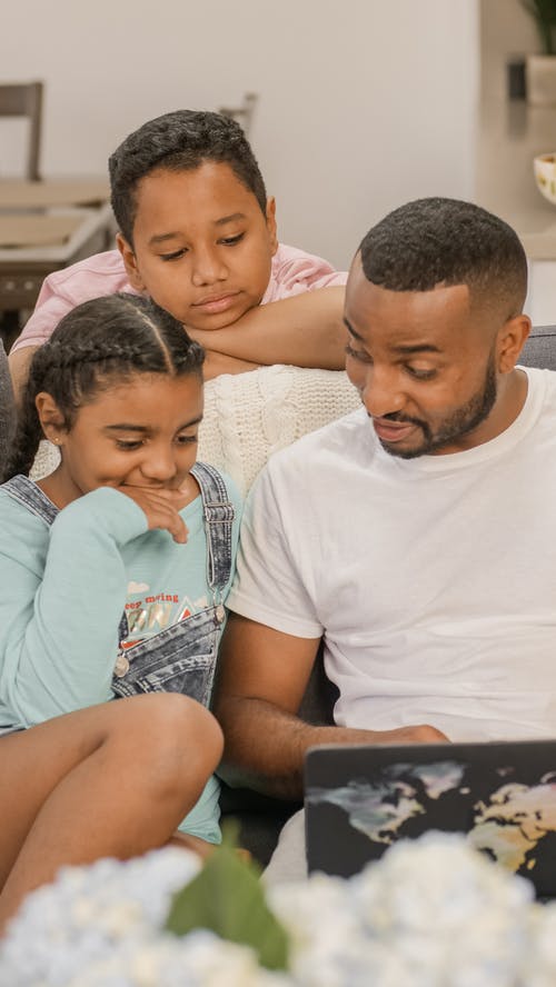 有关儿童, 坐, 垂直拍摄的免费素材图片