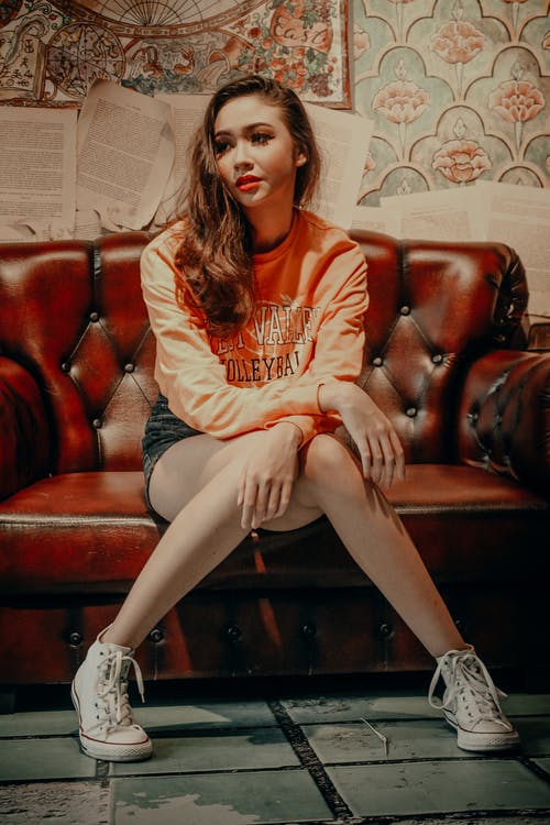 有关人, 坐, 垂直拍摄的免费素材图片