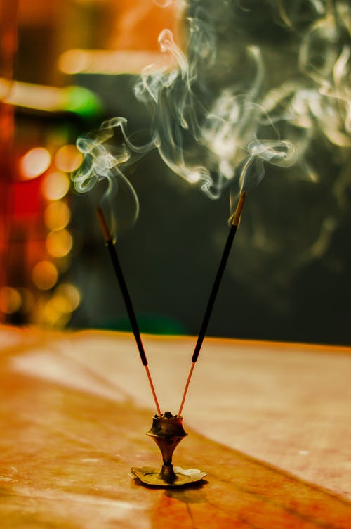 点燃的香的特写照片 · 免费素材图片