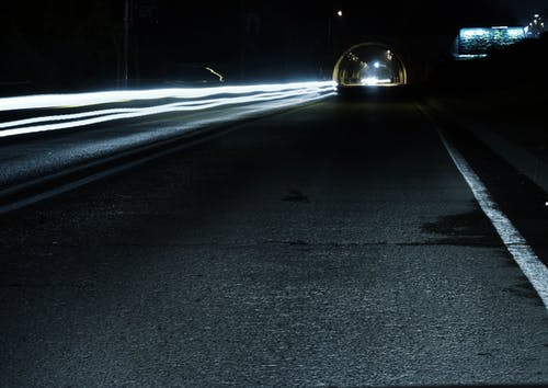 夜间的灰色混凝土路 · 免费素材图片
