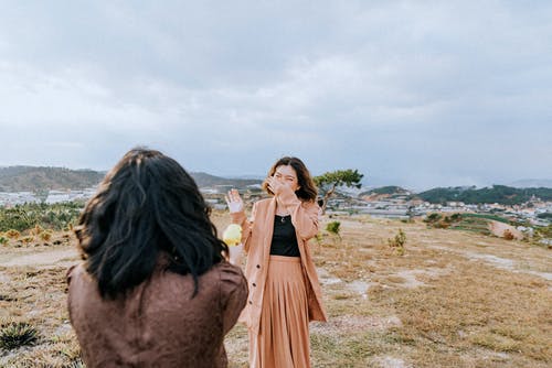 站在草地上的妇女的照片 · 免费素材图片