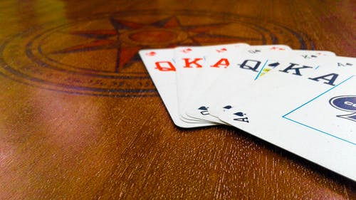 棕色木制表面上什锦的扑克牌 · 免费素材图片