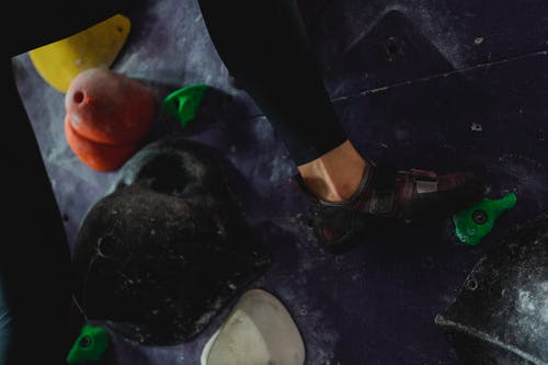 坚强的女性登山者，在健身房的墙上爬 · 免费素材图片