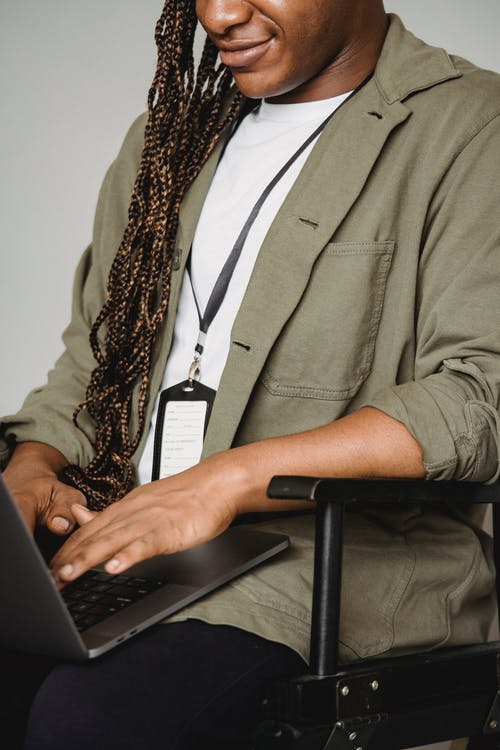 黑人在远程工作中使用笔记本电脑 · 免费素材图片