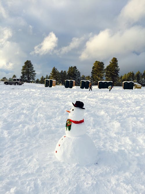 雪人在积雪覆盖的地面上 · 免费素材图片