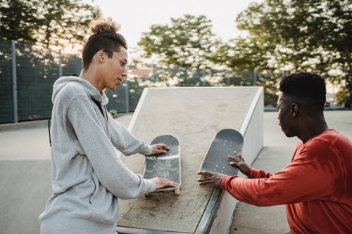 在滑板公园聊天的年轻多样的朋友 · 免费素材图片
