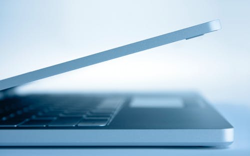 灰色笔记本电脑 · 免费素材图片