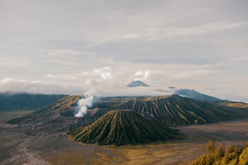 崎valley的火山，在山谷对灰色的天空 · 免费素材图片