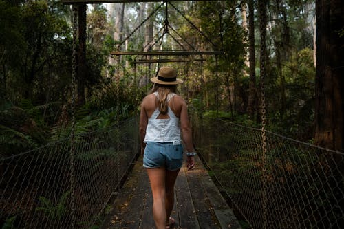 在桥上行走的女人的照片 · 免费素材图片