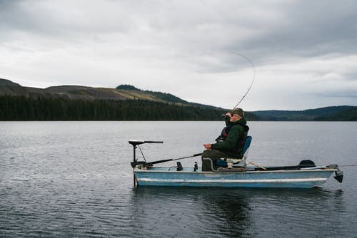 男子钓鱼 · 免费素材图片