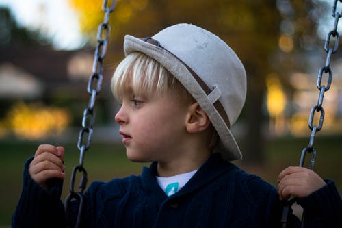 孩子在挂秋千上的灰色圆帽 · 免费素材图片