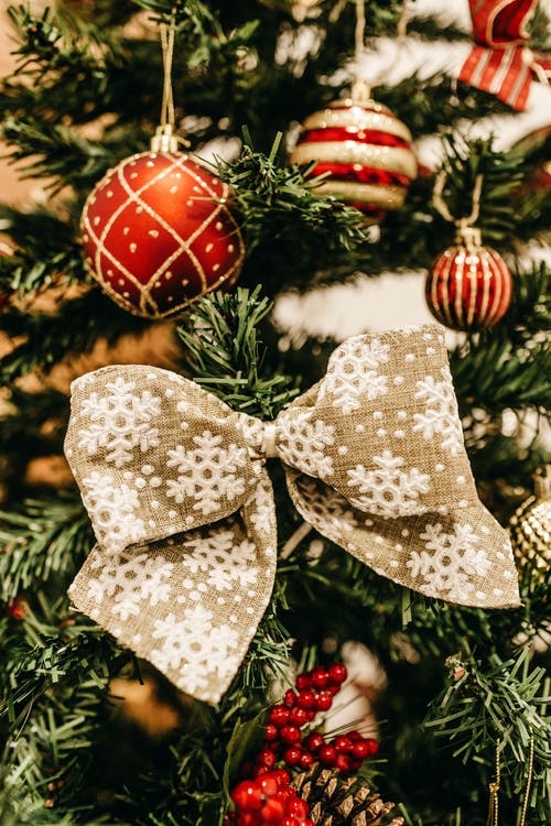 灰色和棕色丝带圣诞树装饰 · 免费素材图片