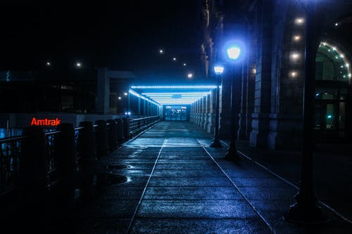 黑色户外基座灯在过山车火车轨道附近 · 免费素材图片