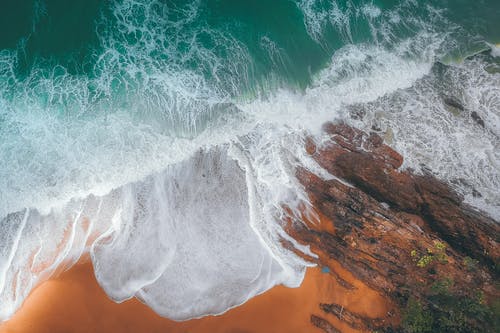 波涛汹涌的大海，沙滩 · 免费素材图片