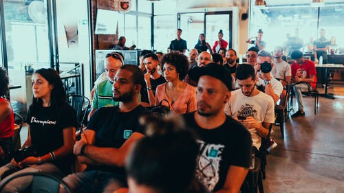 人们坐在椅子上的照片 · 免费素材图片