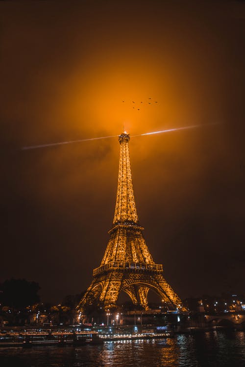 埃菲尔铁塔在夜间低角度拍摄 · 免费素材图片