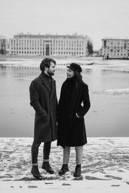 情侣站在一起的黑白照片 · 免费素材图片