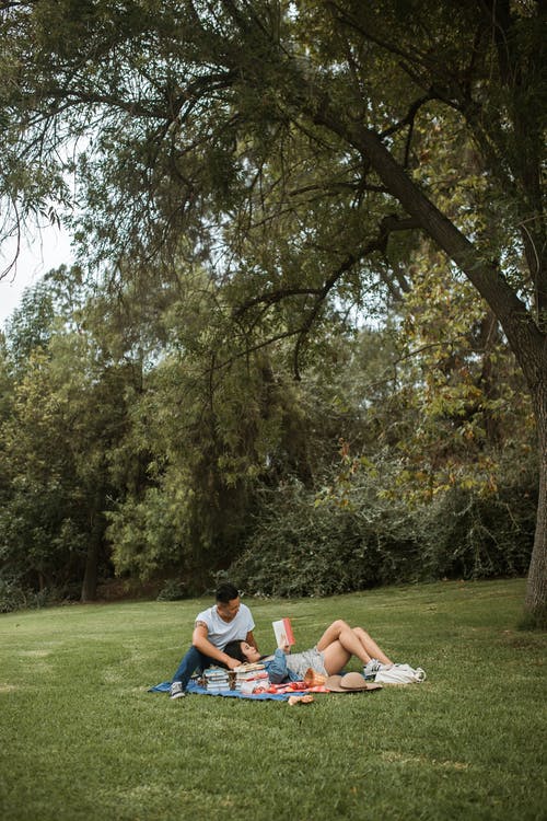 情侣约会在公园 · 免费素材图片
