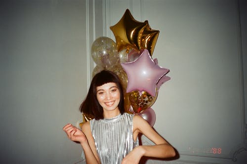 女人站在墙附近 · 免费素材图片