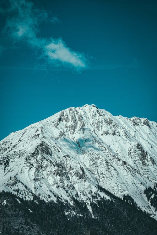 雪覆盖山在蓝蓝的天空下 · 免费素材图片