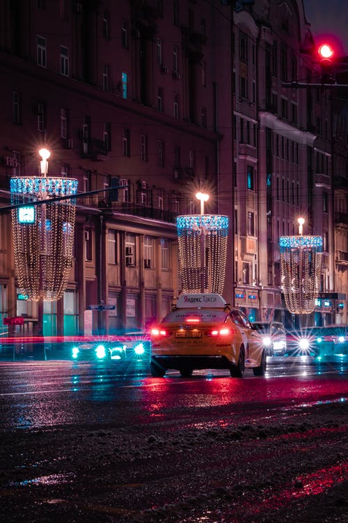 夜间道路上的汽车 · 免费素材图片