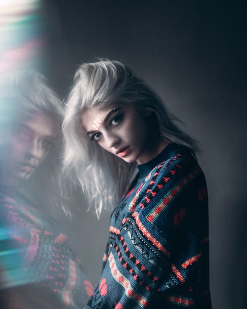 穿彩色毛衣的女人的照片 · 免费素材图片