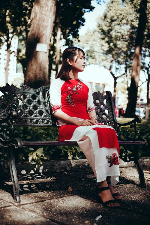 女式红色和白色碎花连衣裙 · 免费素材图片