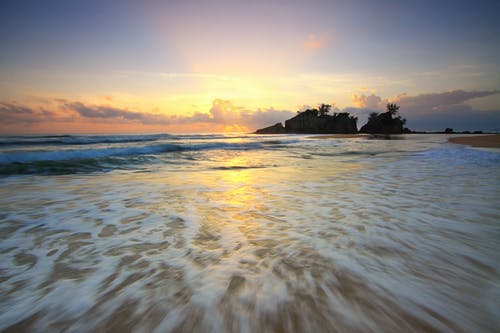 在灰色的天空下的海滩 · 免费素材图片