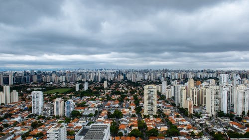 多云的天空下的城市鸟瞰图 · 免费素材图片