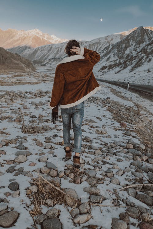 在岩石上行走的人 · 免费素材图片