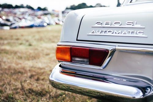 白色mercedes Benz 280 Sl Automatic · 免费素材图片