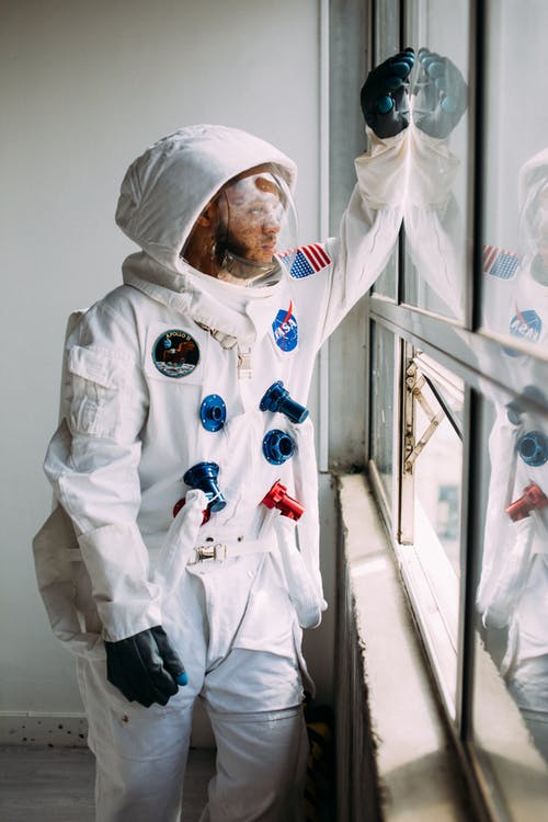 穿宇航员服装的男人 · 免费素材图片