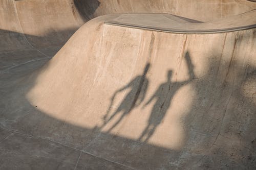 滑板公园平台上匿名滑板手的影子 · 免费素材图片