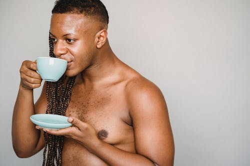 播种从杯子的赤裸上身的赤裸上身的人饮用的咖啡在演播室 · 免费素材图片