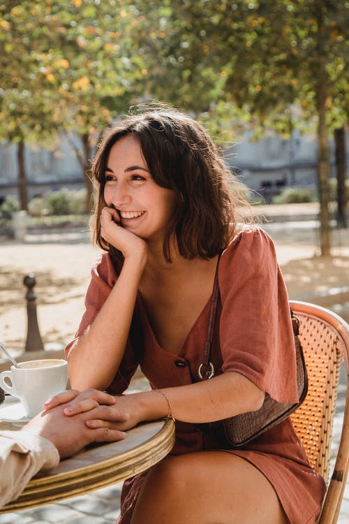 有关人, 咖啡, 咖啡色头发的女人的免费素材图片