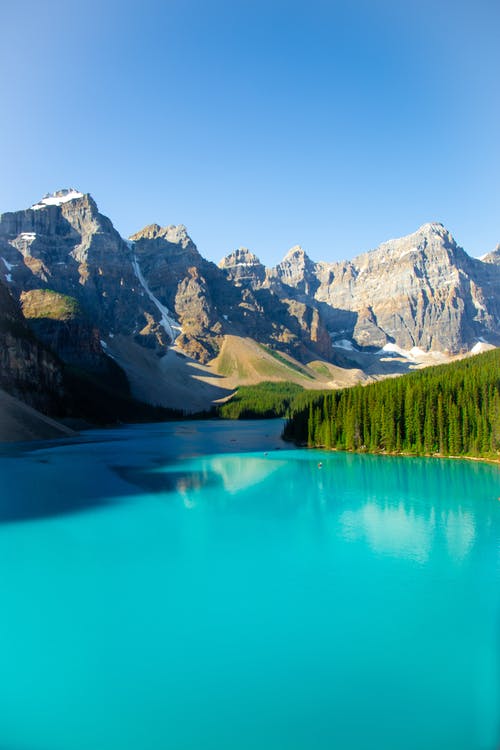 四面环山的平静湖 · 免费素材图片