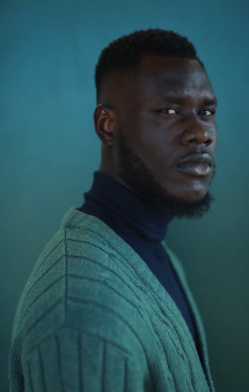 穿绿色开衫的男子的照片 · 免费素材图片