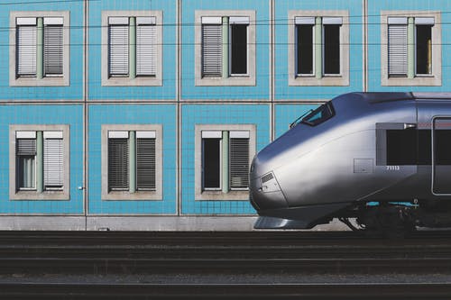 白色和棕色的混凝土建筑 · 免费素材图片