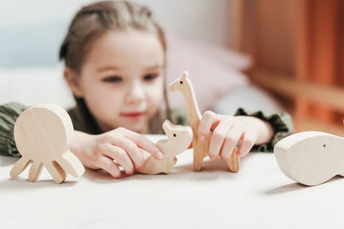 木制玩具的女孩 · 免费素材图片