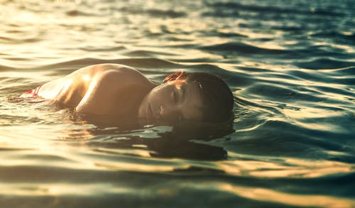 裸照在水面上的人 · 免费素材图片
