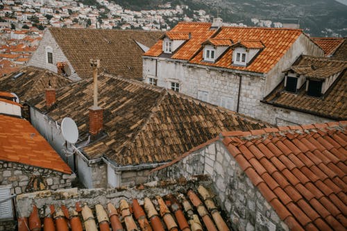 居住建筑的旧瓷砖的屋顶 · 免费素材图片