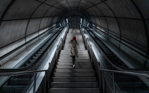自动扶梯之间的人爬楼梯 · 免费素材图片