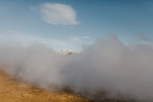 在晴朗的日子迷雾笼罩的山区 · 免费素材图片