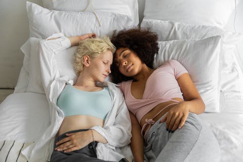 女同性恋多样化的夫妇在舒适的床上睡午觉 · 免费素材图片