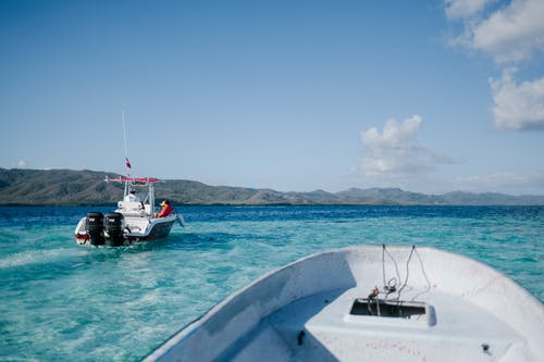 摩托艇漂浮在热带的蔚蓝海上 · 免费素材图片