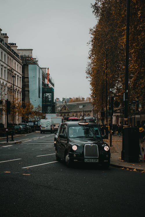黑色车辆停在街上 · 免费素材图片
